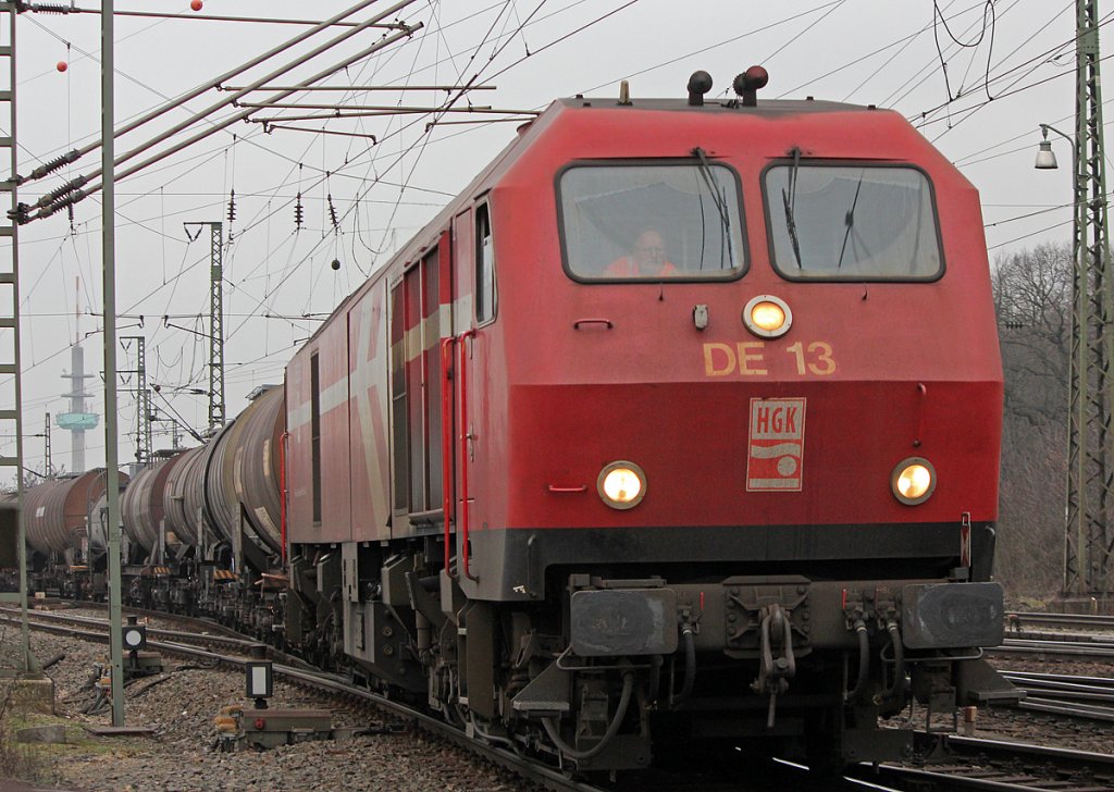 DE13 der HGK bei der Einfahrt in Gremberg am 18.02.2011