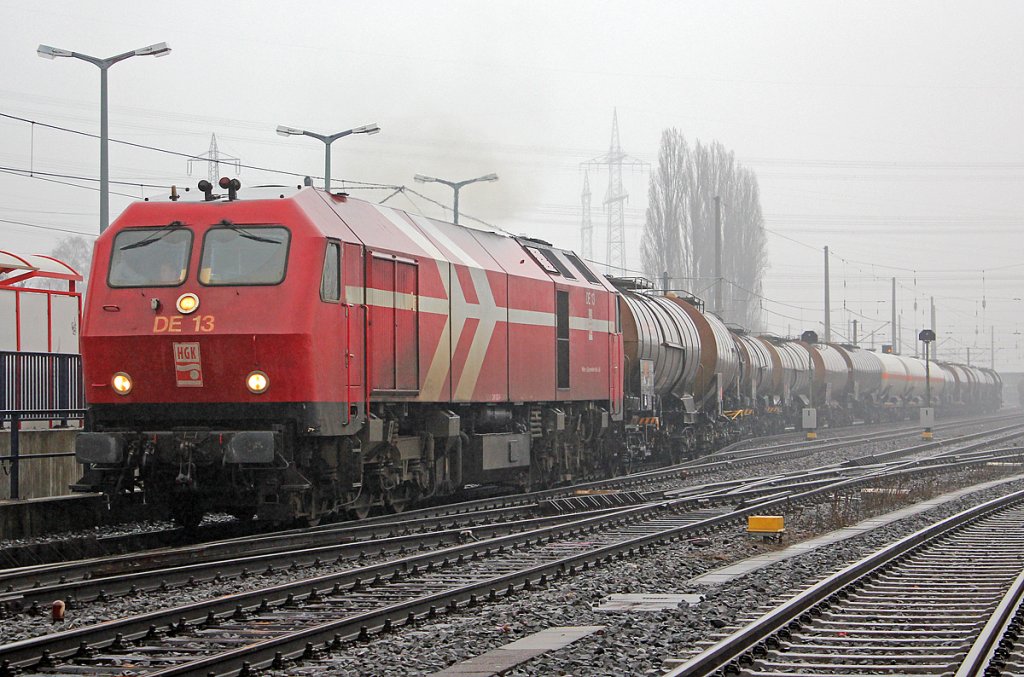 DE13 der HGK verl�sst Br�hl Vochem mit einem Kesselzug rtg K�ln Gremberg am 24.02.2011