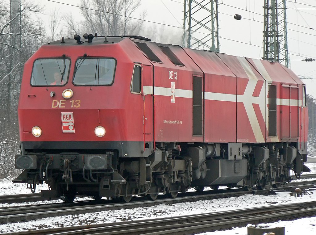 DE13 der HGK verl�sst brummender Weise den Gbf K�ln Gremberg mit gem. Gz. am 27.01.2010, der Motorsound hat was ;-) !