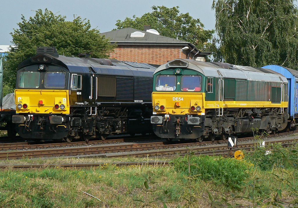 DE54 zusammen mit einer Dispo Class 66/77 im BW der HGK in Br�hl-Vochem am 28.07.2010