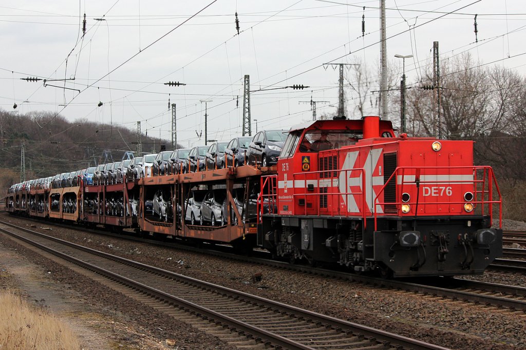 DE76 der HGK mit einem langen Ford Autozug in K�ln West am 27.02.2012