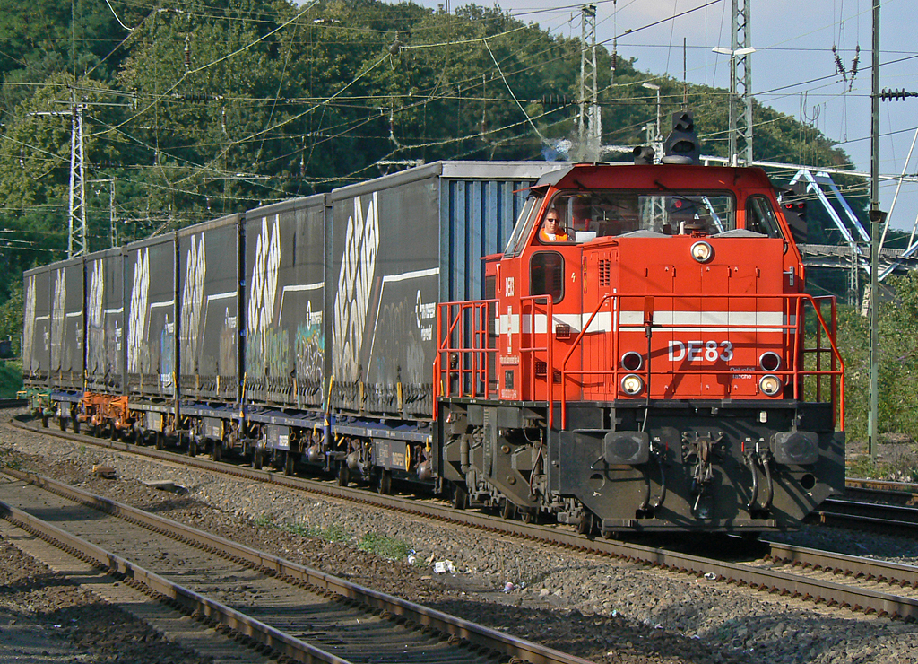 DE83 der HGK mit MEGA COMBI Zug in K�ln West am 06.08.2010