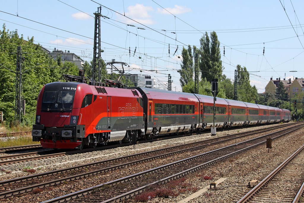 Der 1116 213 Railjet in M�nchen Heimeranplatz am 31,07,10