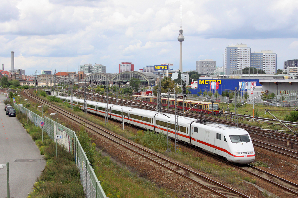 Der 401 005-4 ( Offenbach am Main ) in Berlin Warschauer Stra�e am 08,08,11 