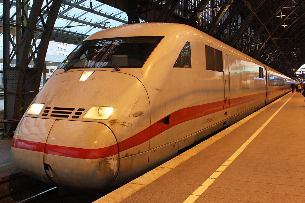 Der 402 001-2 in K�ln Hbf am 28,02,10