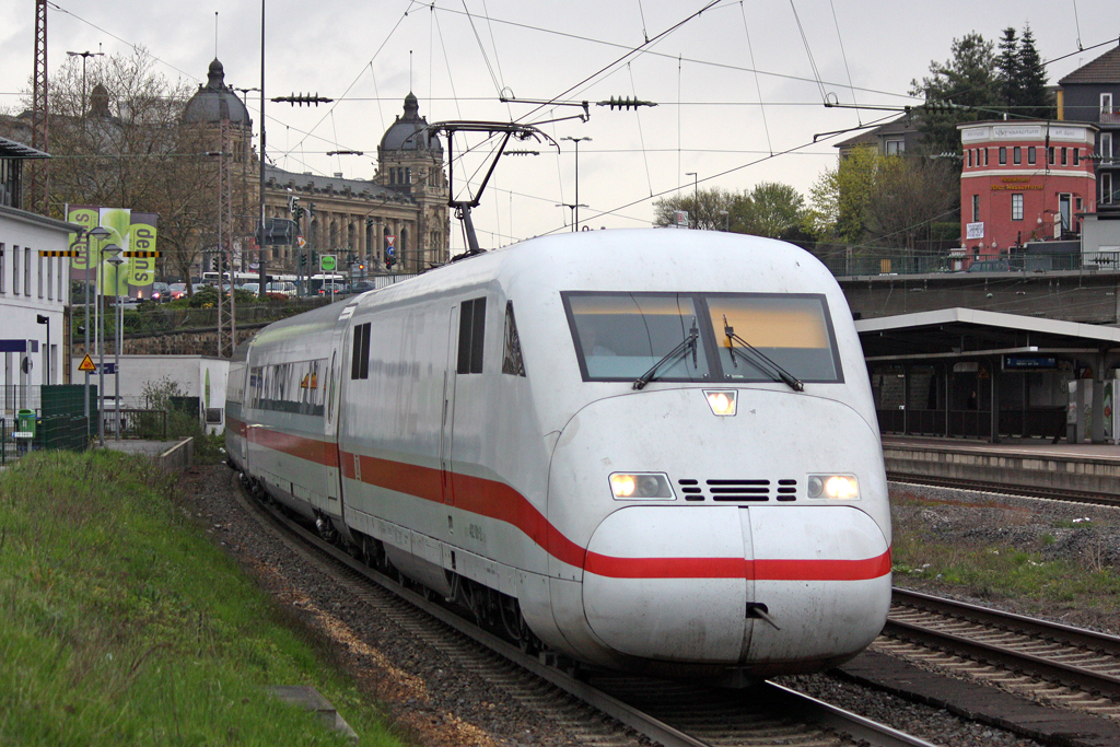 Der 402 001-2 in Wuppertal Steinbeck am 21,04,10