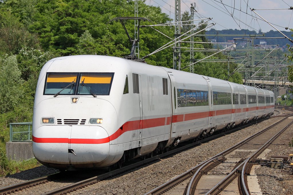 Der 402 001-2 in Wuppertal Vohwinkel am 06,06,10