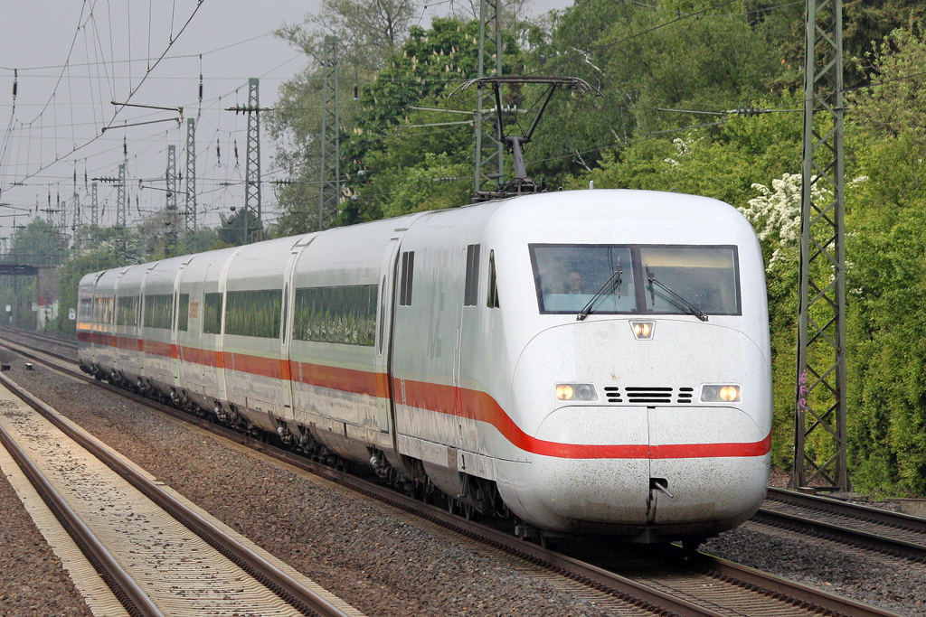 Der 402 030-1 (ICE2) in Angermund am 09,05,10