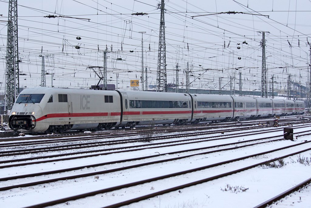 Der 402 053 bei der Ausfahrt aus Dortmund Hbf am 04,01,10