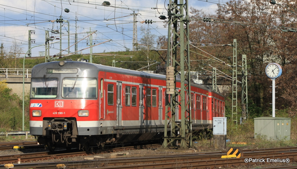 Der 420 298 ist ein sehr seltsamer Triebzug in Frankfurt. Am F�hrerstand 1 hat er das linke uund das obere Spitzenlicht in LED-Ausf�hrung und das  rechte Spitzenlicht ist von der alten Schule. Hier ist er auf den Weg zur Waschanlage, es ist ja schon am sp�ten Nachmittag des 11.04.2010, einem Sonntag