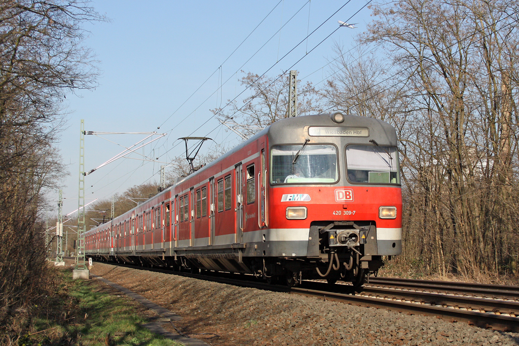 Der 420 309-7 als S9 in Raunheim am 31,03,11