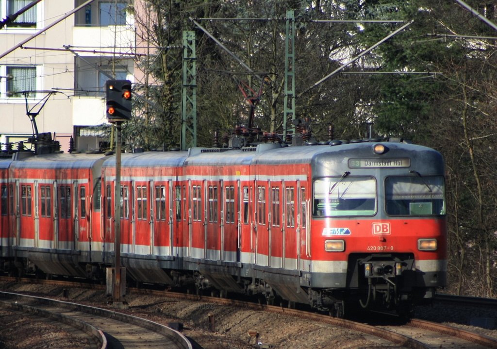 Der 420 807 kommt gerade von der Verbindungskurve und erreicht gerade Frankfurt-Louisa.

Patrick E.