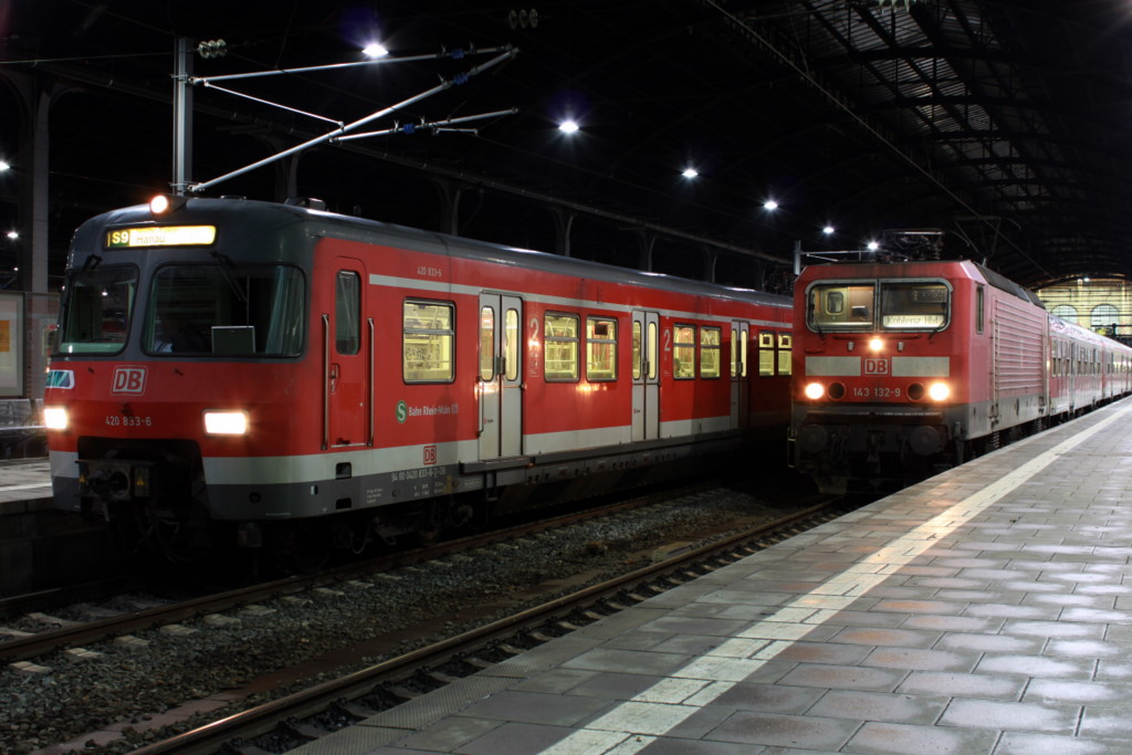 Der 420 833 steht neber der 143 132 steht am Abend des 11.12.2010 im Wiesbadener Hbf´s. Nun ist es vorbei mit der Vibration in den Silberlingen