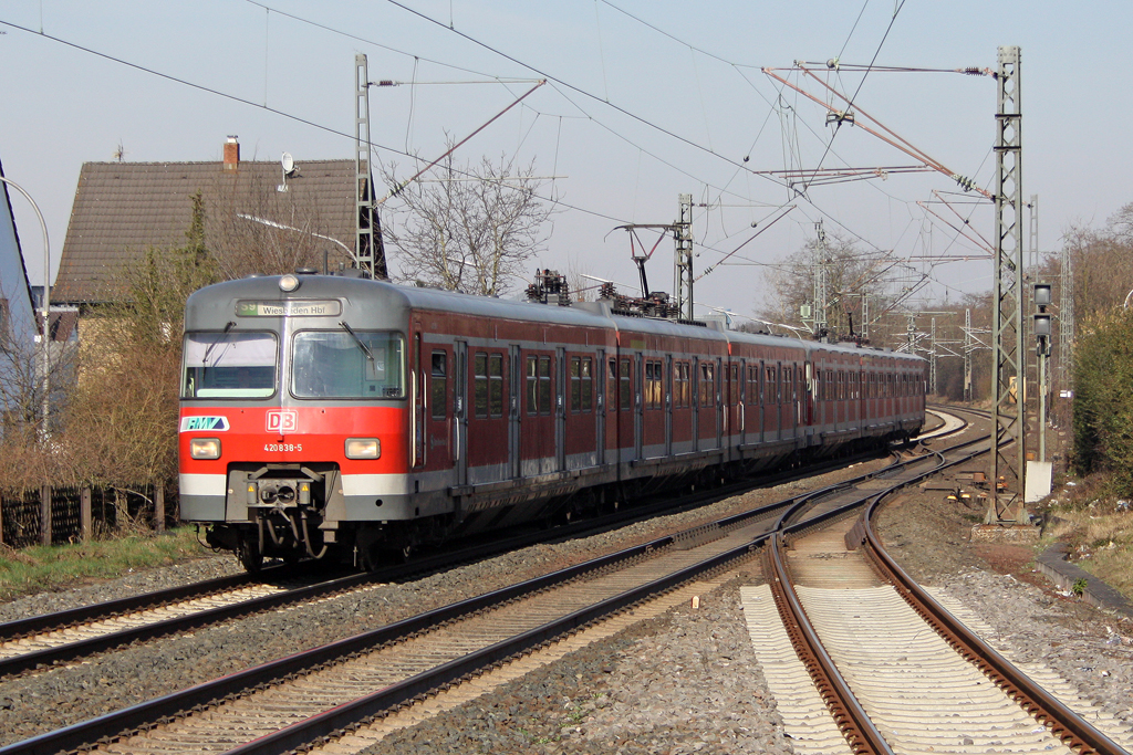 Der 420 838-5 als S9 in Raunheim am 31,03,11