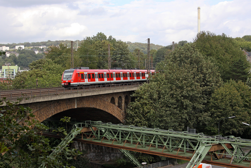 Der 422 024-0 als S8 nach M�nchengladbach in Wuppertal Sonnborn am 13,09,11