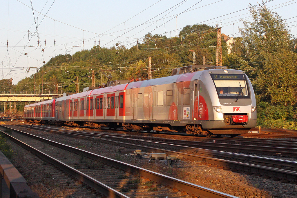 Der 422 061-2 als S8 nach M�nchengladbach Hbf in Wuppertal Oberbarmen am 03,09,11