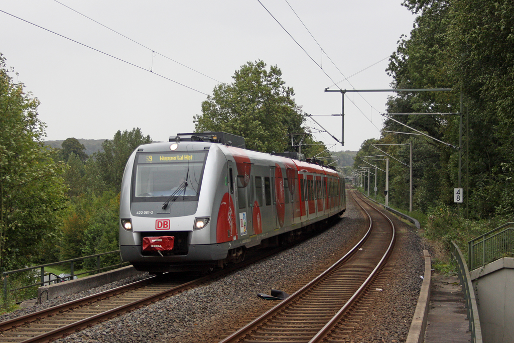 Der 422 061-2 als S9 nach Wuppertal in W�lfrath Aprath am 12,09,11