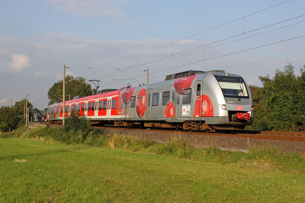 Der 422 061-2 als S9 nach Wuppertal in Neviges am 15,09,11 