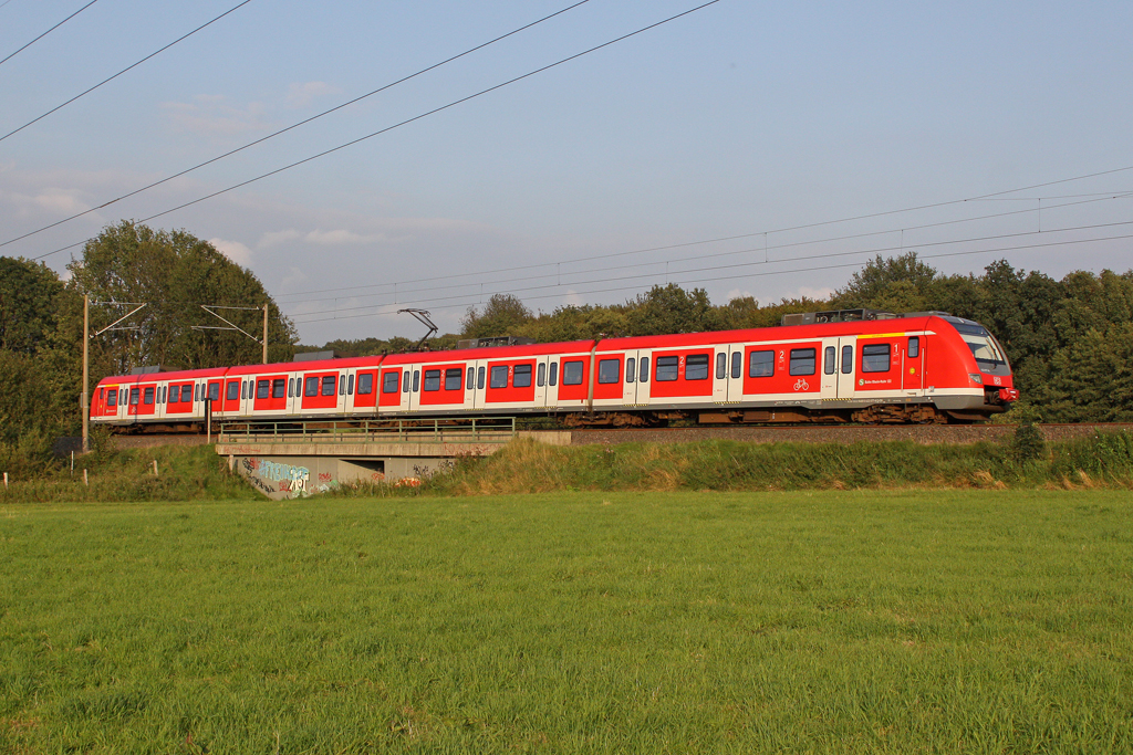Der 422 077-8 als S9 nach Wuppertal Hbf in Neviges am 15,09,11 