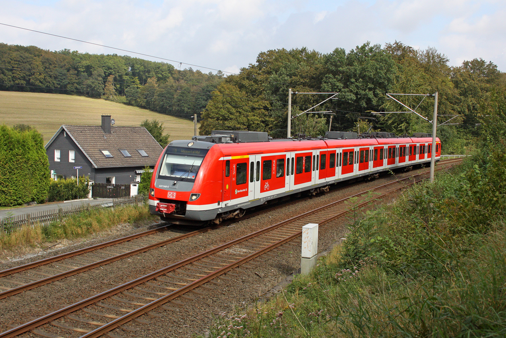 Der 422 540-5 / 422 040-6 als S9 nach Wuppertal in W�lfrath Oberd�ssel am 15,09,11 