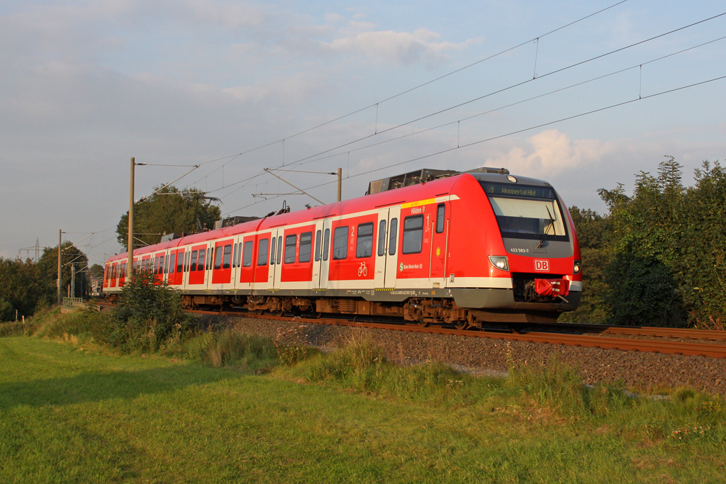 Der 422 582-7 / 422 082-8  Hilden  als S9 nach Wuppertal Hbf in Neviges am 15,09,11 