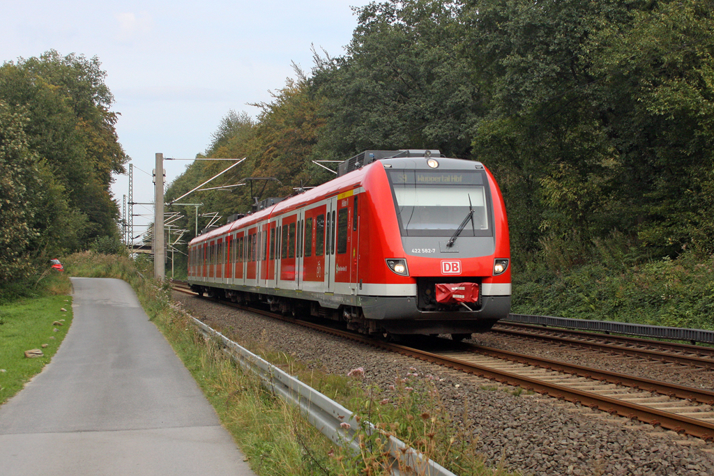 Der 422 582-7 / 422 082-8  Hilden  als S9 nach Wuppertal Hbf in W�lfrath Oberd�ssel am 16,09,11 