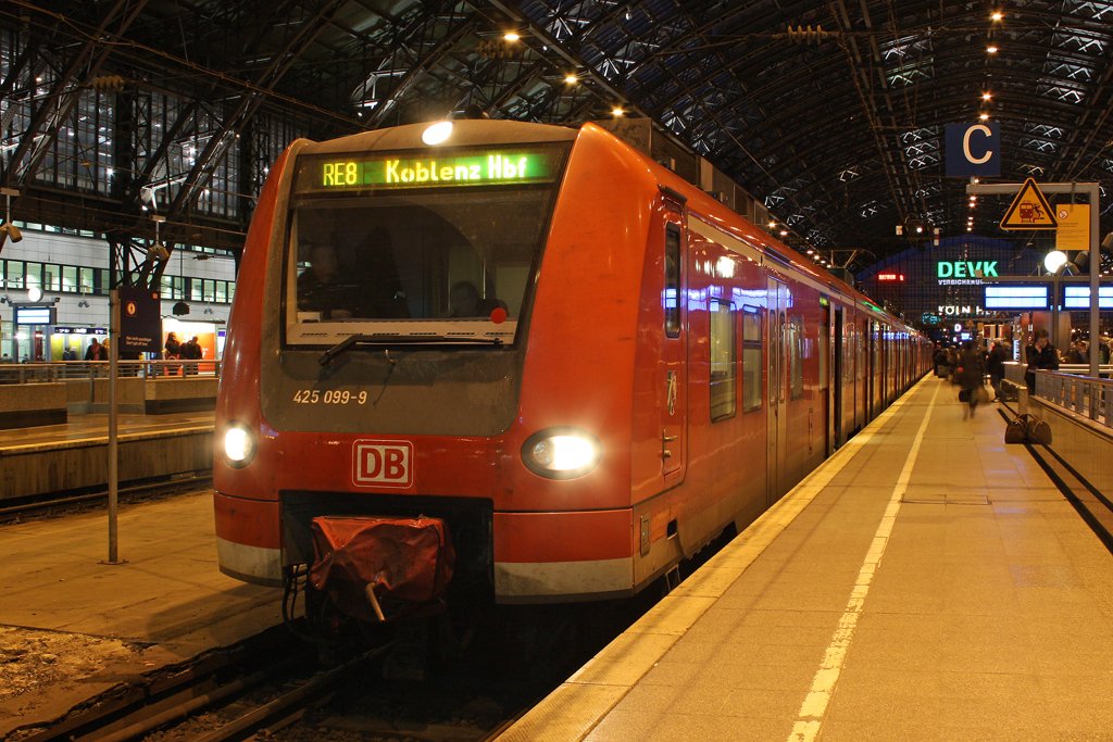 Der 425 099-9 als RE8 richtung Koblenz in K�ln am 28,02,10