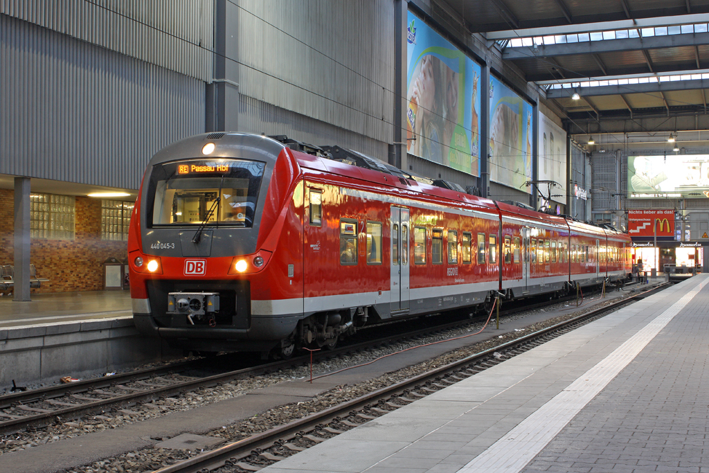 Der 440 045-3 in M�nchen Hbf am 30,07,11