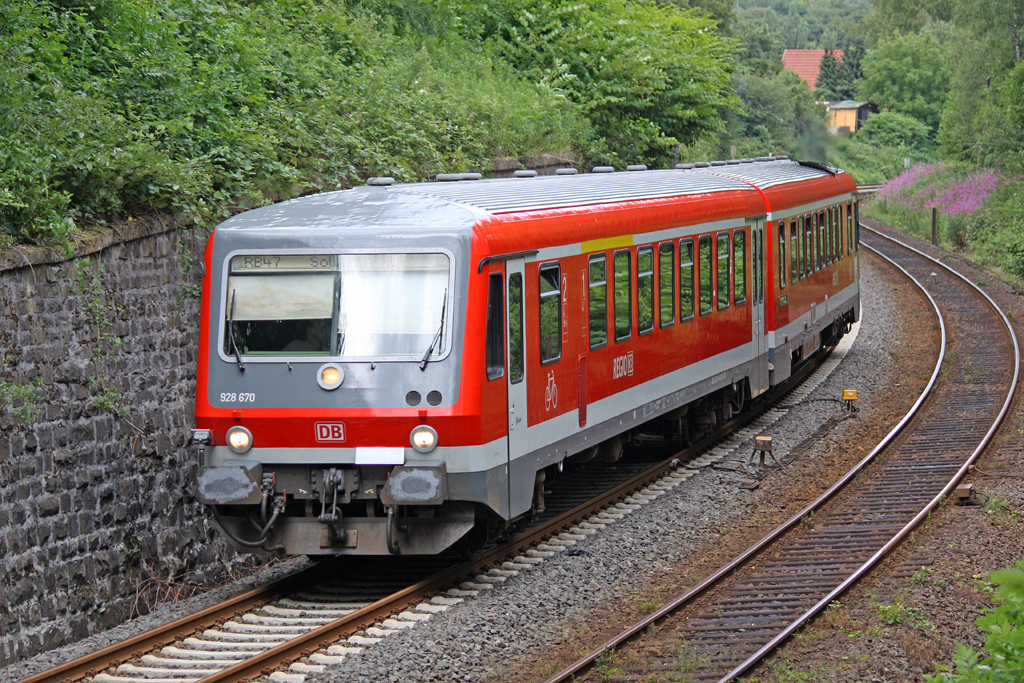 Der 928 670 als RB 47 richtung Solingen in Wuppertal Rauenthal am 08,07,11