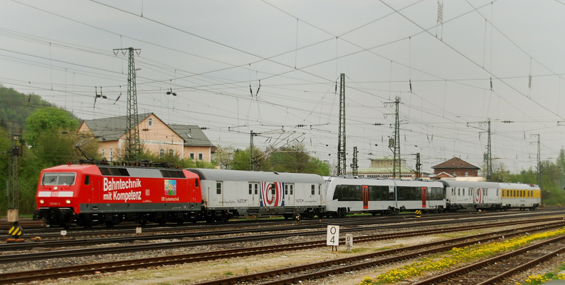 Der Alstom Me�zug, der am 30.04.13 + 01.05.13 immer wieder durch Treuchtlingen fuhr, in ganzer L�nge. Zuglok, die 120 501-2, Bahnkompetenz.