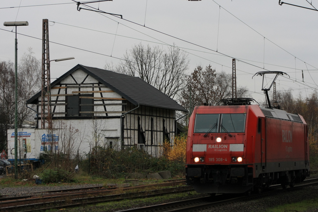 Der alte Schuppen und die moderne 185 308-4 am 17.11.2010 in Ratingen Lintorf nebereinander