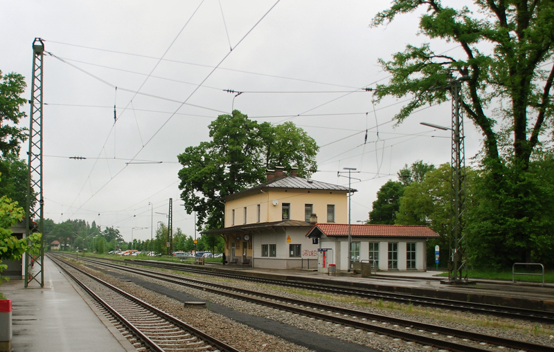 Der Bahnhof A�ling Obb., aufgenommen im Dauerregen des 02.06.10. Blick von S�d nach Nord.