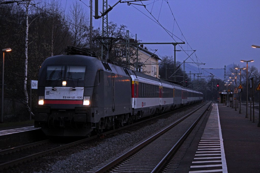 Der EC6 mit ES 64 U2-030 / 182 530 in Bonn Oberkassel am 24.03.2012