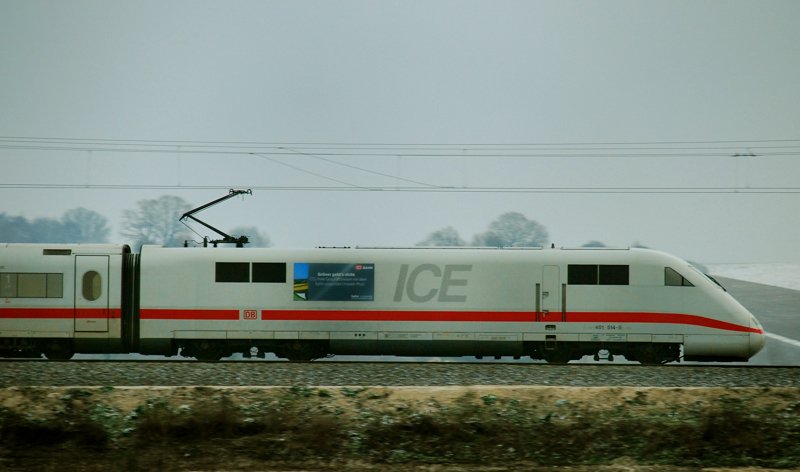 Der einzige ICE-Triebkopf mit einer Werbebeklebung! 401 514-5, aufgenommen am 13.12.09, Strecke Augsburg-Ulm, kurz vor Burgau.