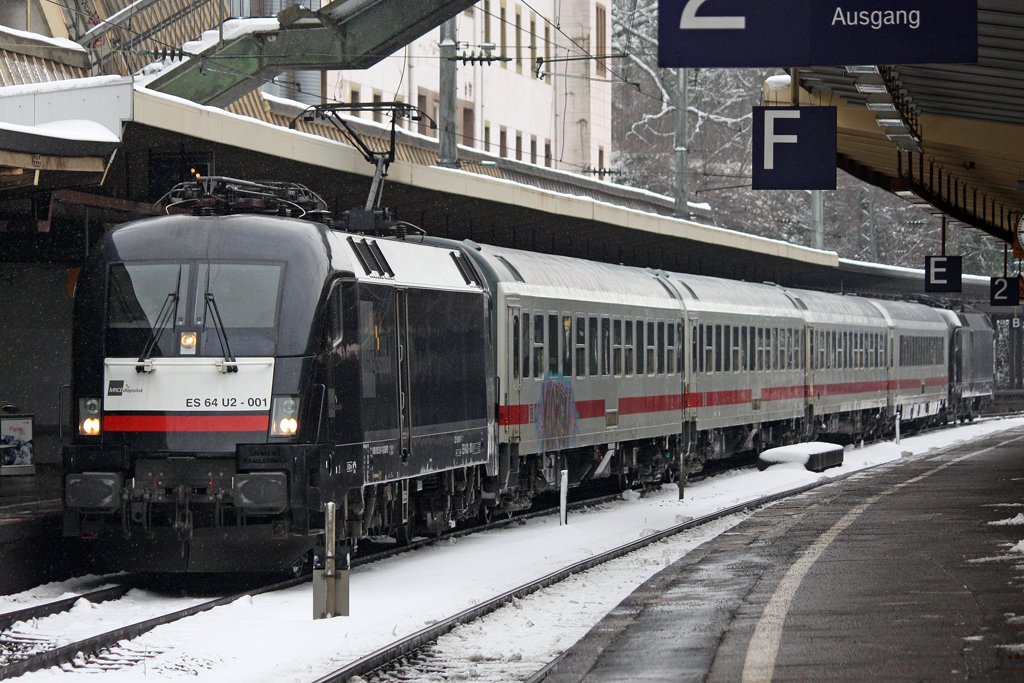 Der ES 64 U2-001 mit dem IC 2862 in Wuppertal Hbf am 01,02,10