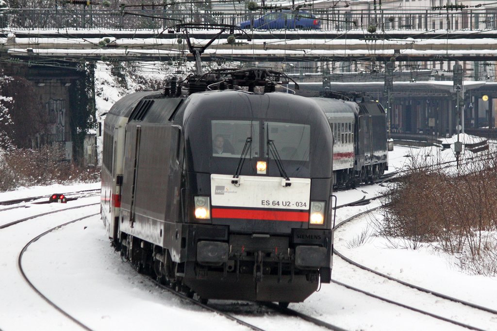 Der ES 64 U2-034 mit dem IC 2863 in Wuppertal Elberfeld am 01,02,10