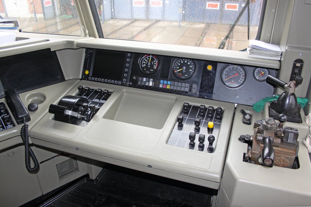 Der F�hrerstand der MEG 804 ( 156 004-4 ) beim Sommerfest im DB Museum / DB Regio Werk Halle (Saale) am 02,07,11