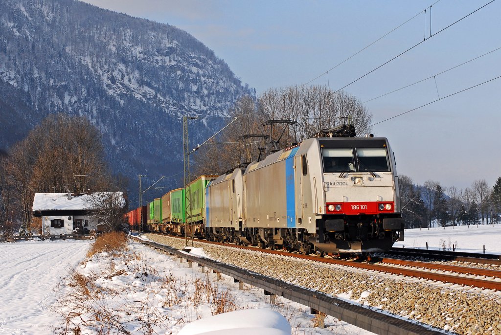 Der Hangartner Zug mit 186 101 + 186 110 Railpool Richtung Kufstein.
Aufgenommen am 04.12.2010 bei Reisach