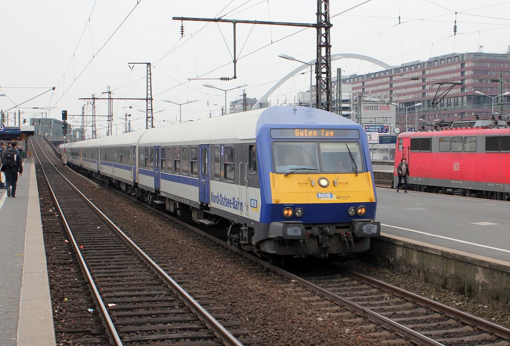 Der HKX1802 aus HH-Altona, geschoben von 182 526 in K�ln Messe/Deutz am 03.04.2013