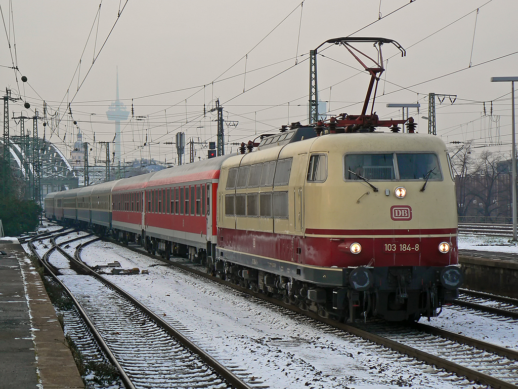 Der IC1806 wieder mit 103 184-8 bespannt in K�ln Messe/Deutz am 03.12.2010