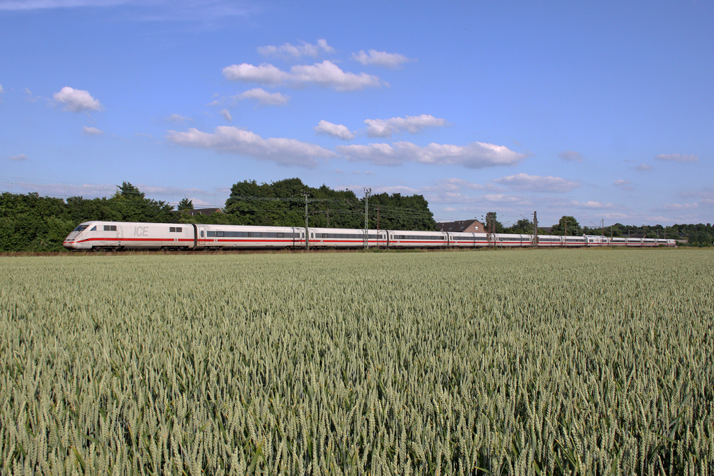 Der ICE 1 401 053-4 mit dem ICE 1024 in Langenfeld(Rhld)am 17,06,12