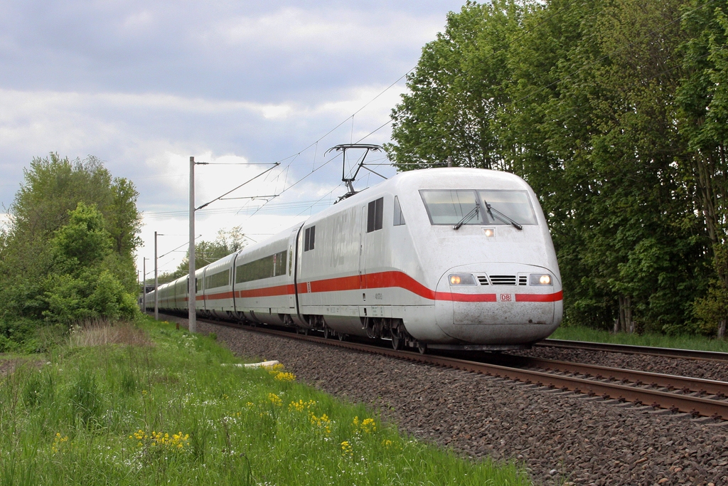Der ICE 1 401 573-1 bei Padenstedt am 13,05,12