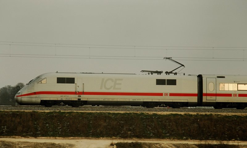 Der ICE Basel, ein ICE mit 2 Dachstromabnehmern! Triebkopf 401 577-2, aufgenommen am 17.12.09, Strecke Ulm-Augsburg, kurz nach Burgau.