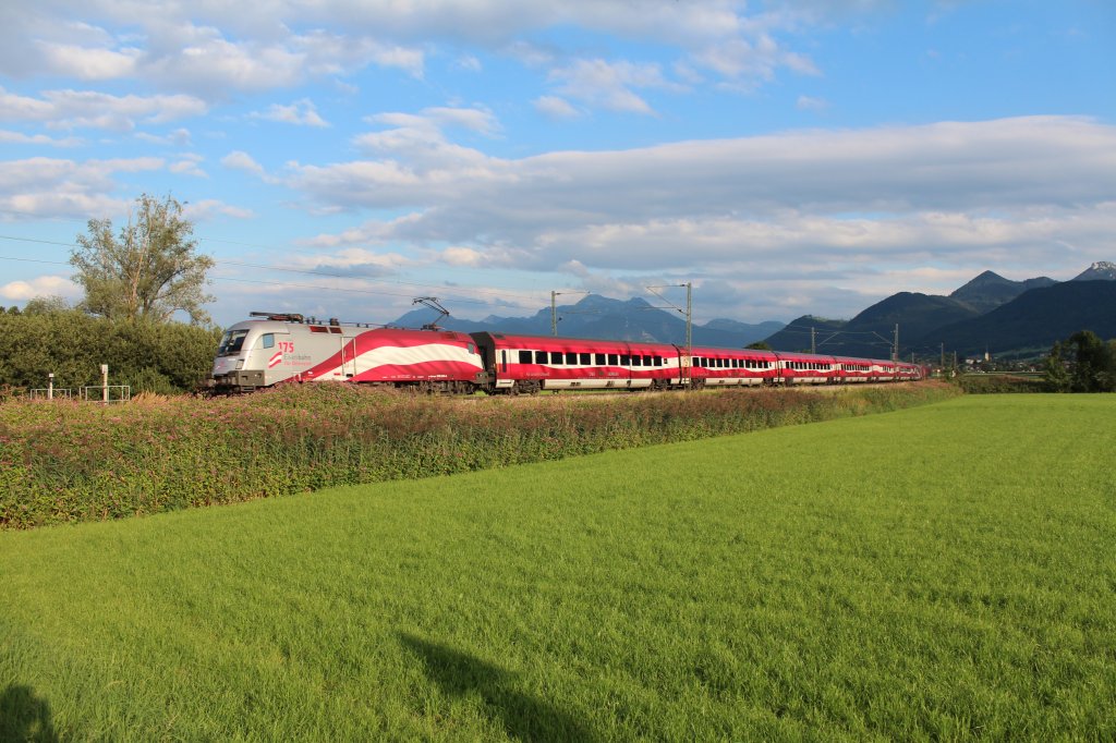 Der  Jubil�ums-Railjet  kurz vor Prien am Chiemsee am 8. August 2012.