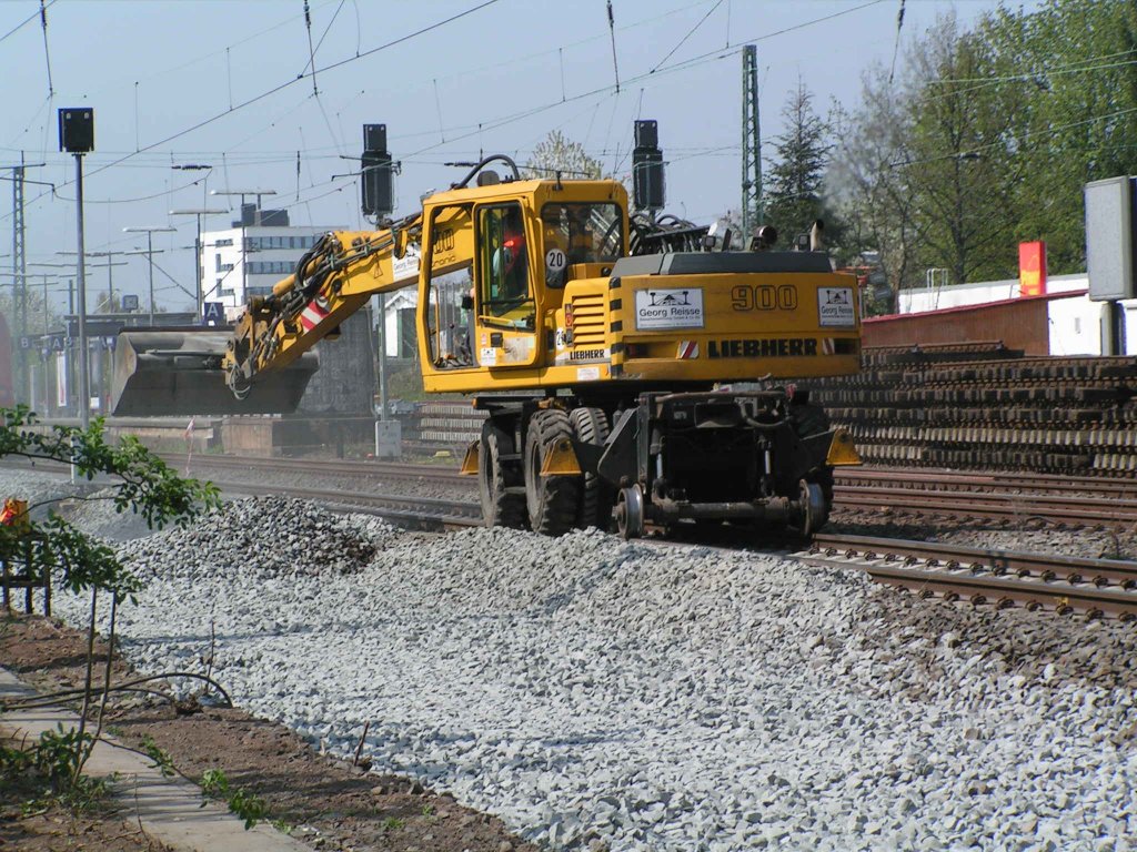 Der Liebherr A900 ZW-Bagger planiert hier gerade den neuen Schotter f�r das Rangiergleis des BW-Frankfurt am Main Griesheim. Die S-Bahnen wurden �ber die Umgehungsstrecke umgeleitet und es verkehrte ein S-Bahn Kurzpendel zwischen Ffm-H�chst und Ffm-Griesheim. Deklariert als Sonderzug.

Patrick E.