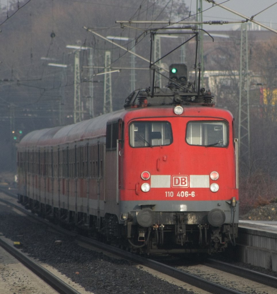 Der Lokf�her der 110 406-6 pr�gelte die alte dame nach Gie�en. Es handelt sich hier um die RB nach Dillenburg. Normalerweise verkehren auf dieser Relation die 425er. Hier durcheilt die Lok Bad nauheim.

Patrick E.