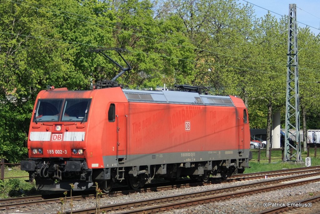 Der Lokf�hrer hat die Papiere f�r den Zug von Rangierer bekommen und rangiert nun an den leeren Kohlezug. Am 23.04.2010 in Ffm-Griesheim