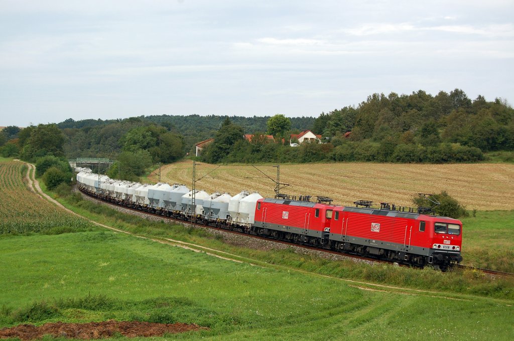 Der MEG- Zementzug durch Regensburg Edlhausen.
Aufgenommen am 07.09.2010