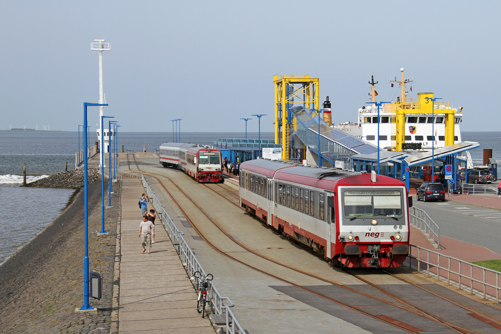 Der NEG 628 / 629 071 und im Hg. der NEG 627 103-4 in Dageb�ll Mole am 17,08,12