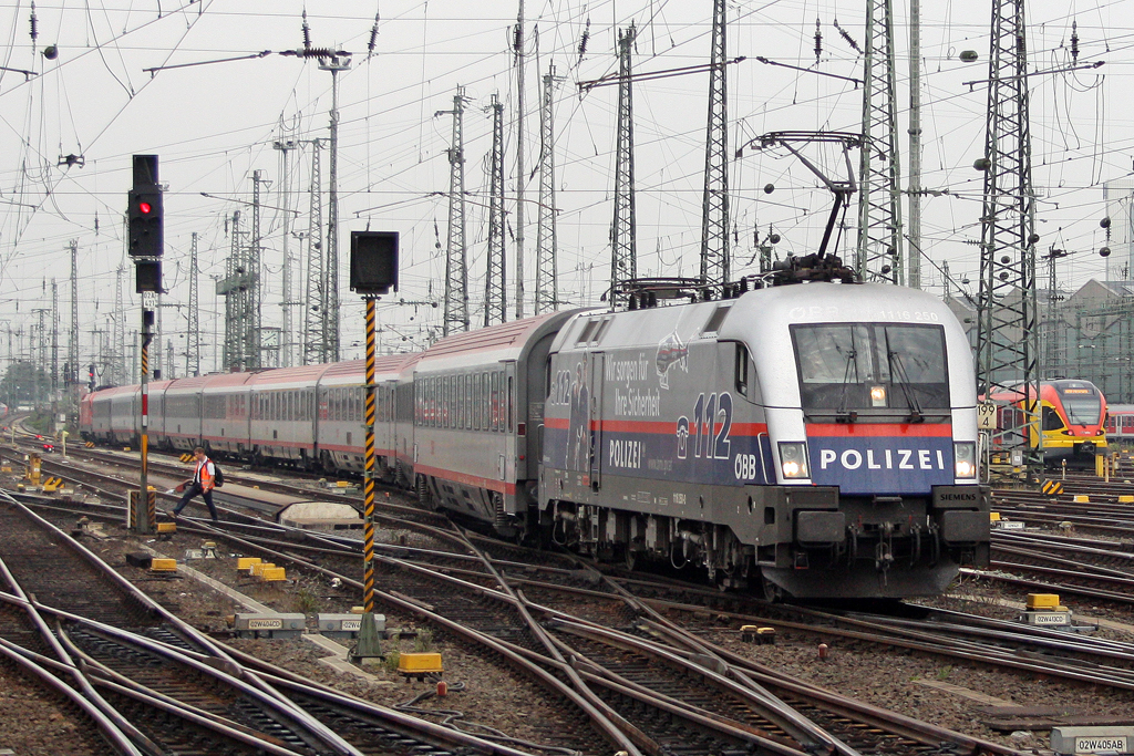 Der �BB Polizei Taurus 1116 250 in Frankfurt am 22,08,11